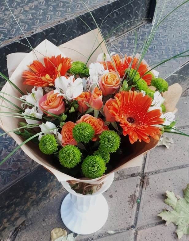 Букет цветов из: Герберы, Хризантемы, Альстромерии и Розы в Электроизолятор