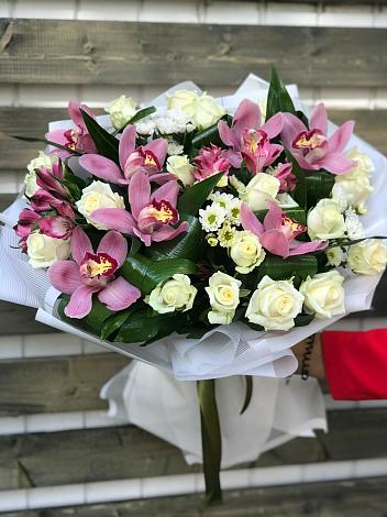 Букет цветов из: Розы и Хризантемы в Электроизолятор