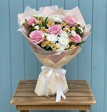 Букет цветов из:  Гвоздики, Орхидеи и Розы в Электроизолятор