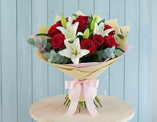 Букет цветов из:  Лилии и Розы в Электроизолятор