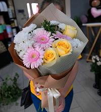 Букет цветов из:  Герберы, Розы и Хризантемы в Электроизолятор