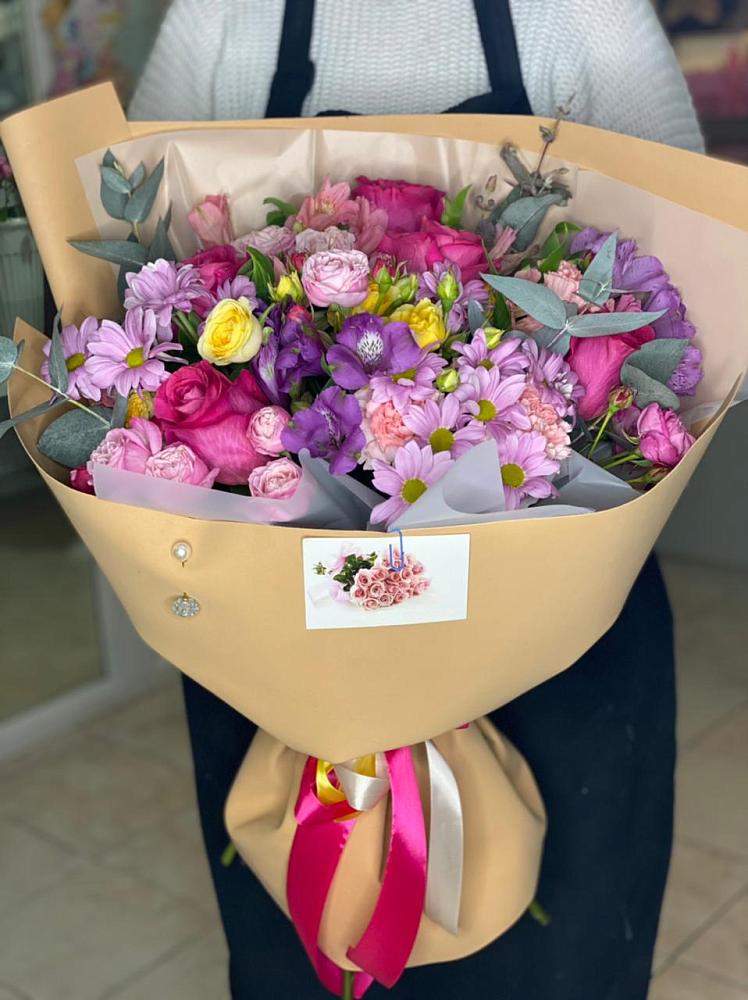 Букет цветов из: Хризантемы, Гвоздики и Альстромерии в Электроизолятор