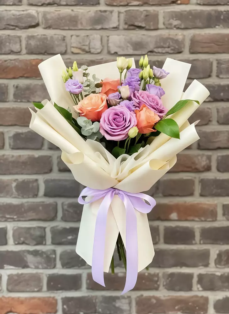 Букет цветов из: Лизиантусы и Розы в Электроизолятор