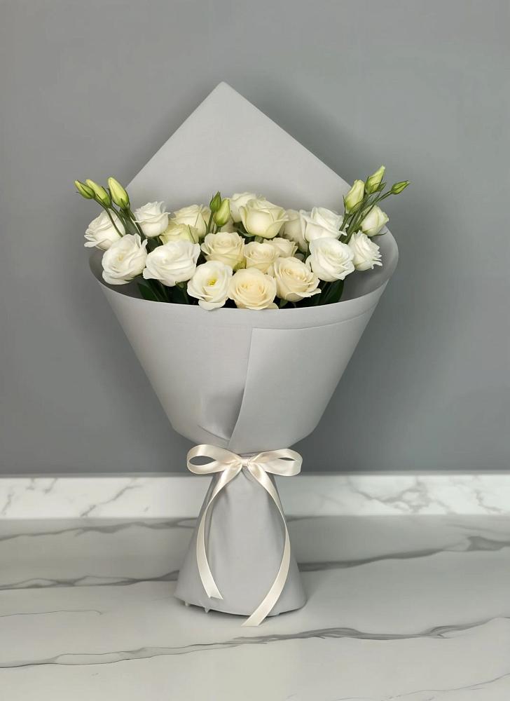 Букет цветов из: Розы и Лизиантусы в Электроизолятор