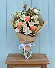 Букет цветов из:  Альстромерии, Лизиантусы, Розы и Хризантемы в Электроизолятор