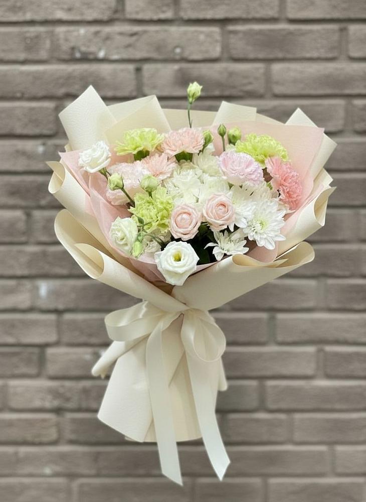 Букет цветов из: Гвоздики, Розы, Лизиантусы и Хризантемы в Электроизолятор