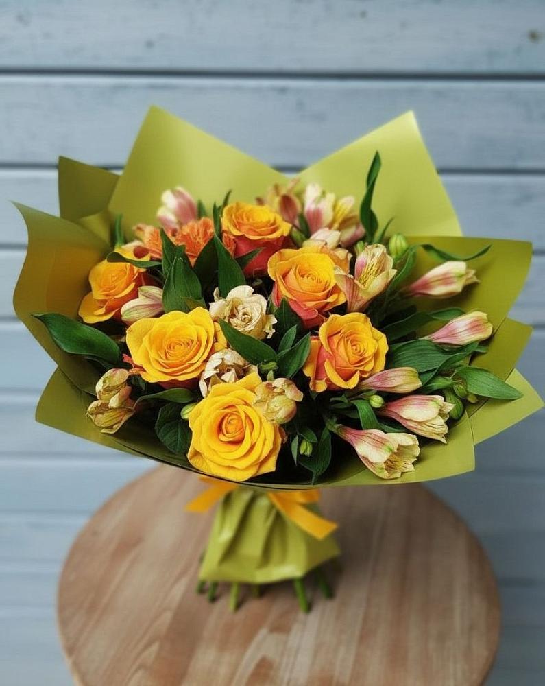 Букет цветов из: Альстромерии и Розы в Электроизолятор