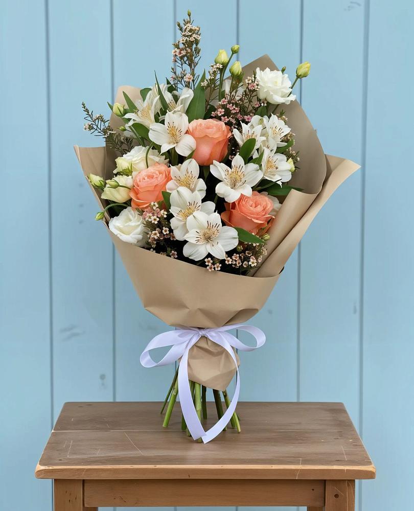 Букет цветов из: Альстромерии, Лизиантусы, Розы и Хризантемы в Электроизолятор