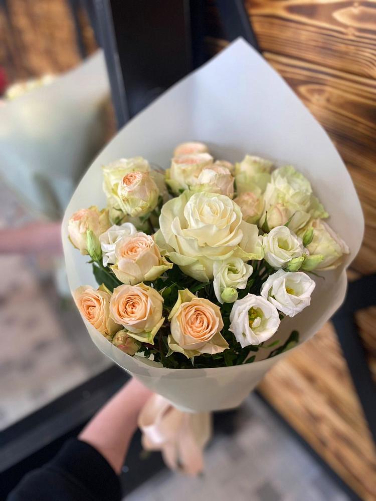 Букет цветов из: Розы и Лизиантусы в Электроизолятор